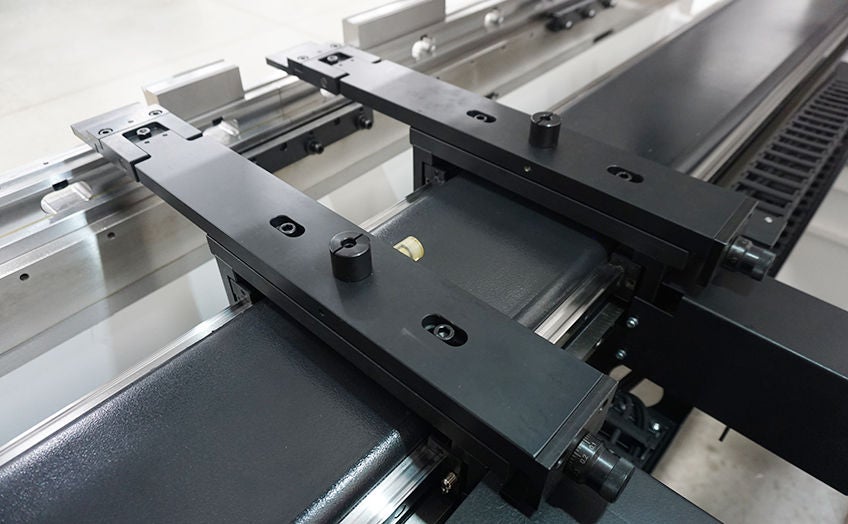 Servo-driven backgauge system for precise sheet positioning 